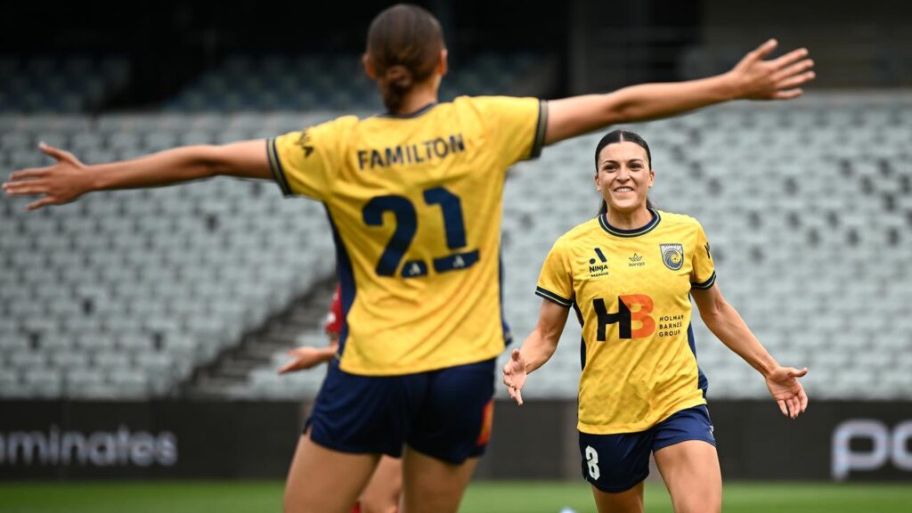 Talia Kapetanellis (right) has continued to find the net and keep the Mariners top of the ALW table.
