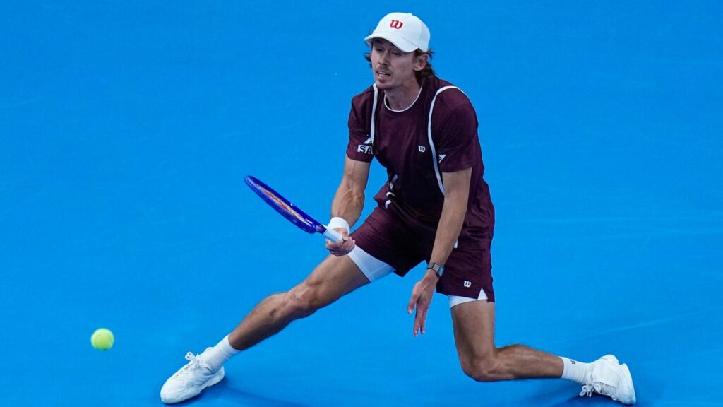 Alex de Mianur has been forced to pull out during the China Open final in Beijing with an injury.
