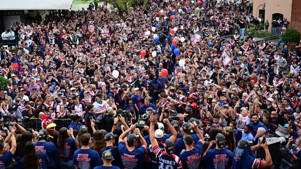 Sydney Roosters fans turned out in thousands to applaued their NRL and NRLW champions at the SCG.
