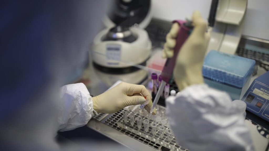 No one who was in contact with a Siberian lab worker has the plague, Russian health authorities say.
