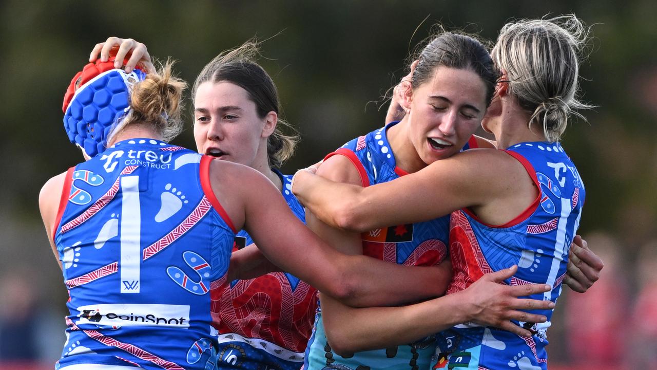 Emma McDonald of the Bulldogs (2nd right)