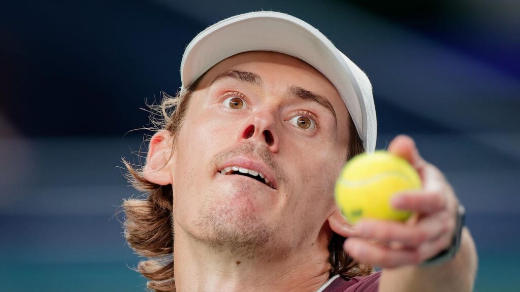 Alex de Minaur has earned a huge win over new world No.1 Alexander Zverev in the Vienna Open semis.
